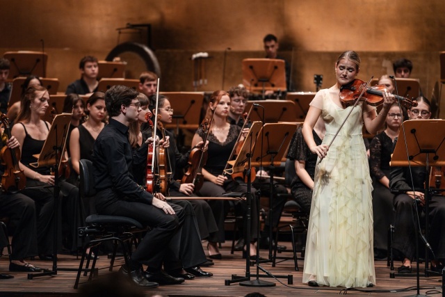 Zofia Anna Olesik – skrzypaczka z International Lutosławski Youth Orchestra pod batutą Przemysława Neumanna. Fot. Piotr Nykowski Finał 14. edycji ILYO w Szczecinie i Katowicach muzycznym wulkanem energii [POSŁUCHAJ, ZDJĘCIA]