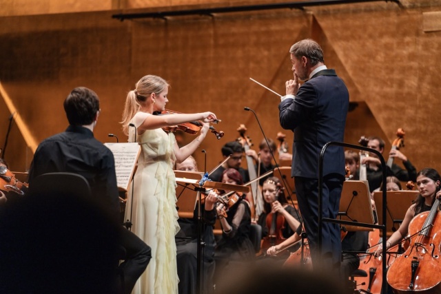 Zofia Anna Olesik – skrzypaczka z International Lutosławski Youth Orchestra pod batutą Przemysława Neumanna w Złotej Sali Filharmonii im. Mieczysława Karłowicza w Szczecinie. Fot. Piotr Nykowski Zofia Anna Olesik – stypendystka Anne-Sophie Mutter polską nadzieją w Konkursie Wieniawskiego [WYWIAD ze SKRZYPACZKĄ, ZDJĘCIA]