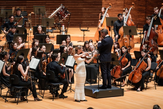 Zofia Anna Olesik – skrzypaczka z International Lutosławski Youth Orchestra pod batutą Przemysława Neumanna w Sali koncertowej Narodowej Orkiestry Symfonicznej Polskiego Radia w Katowicach. Fot. Piotr Nykowski Zofia Anna Olesik – stypendystka Anne-Sophie Mutter polską nadzieją w Konkursie Wieniawskiego [WYWIAD ze SKRZYPACZKĄ, ZDJĘCIA]