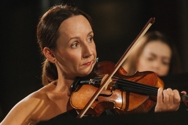 Agata Szymczewska – skrzypaczka. Fot. Tomek Wieczorek Światowe prawykonanie i owacje na stojąco. Baltic Neopolis Orchestra zainaugurowała nowy sezon [POSŁUCHAJ, ZDJĘCIA]