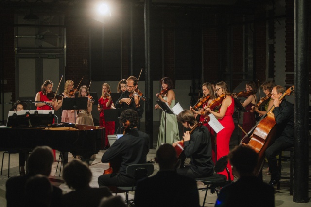 Barbara Draskov – pianistka z Baltic Neopolis Orchestra pod batutą Emanuela Salvadora (koncertmistrza BNO). Fot. Tomek Wieczorek Światowe prawykonanie i owacje na stojąco. Baltic Neopolis Orchestra zainaugurowała nowy sezon [POSŁUCHAJ, ZDJĘCIA]