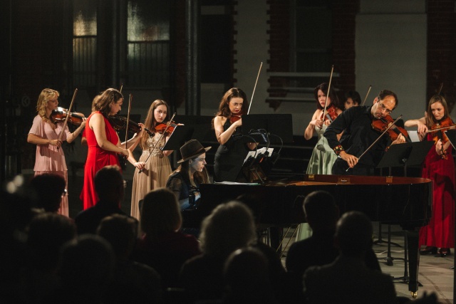 Barbara Draskov – pianistka z Baltic Neopolis Orchestra pod batutą Emanuela Salvadora (koncertmistrza BNO). Fot. Tomek Wieczorek Światowe prawykonanie i owacje na stojąco. Baltic Neopolis Orchestra zainaugurowała nowy sezon [POSŁUCHAJ, ZDJĘCIA]