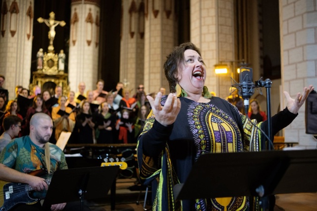 Jola Szczepaniak – wokalistka z Chórem Akademickim im. prof. Jana Szyrockiego ZUT w Szczecinie (CHAPS) i Orkiestrą Camerata Stargard pod dyrekcją Szymona Wyrzykowskiego. Fot. Urząd Miejski w Stargardzie Finał 6. edycji Międzynarodowego Festiwalu im. prof. Marka Jasińskiego „Soni Spatium” w Stargardzie [ROZMOWA, ZDJĘCIA]