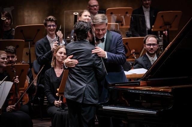 Wspólne podziękowania maestro Przemysława Neumanna (od prawej) i pianisty Davida Khrikuli za wspólny koncert. Fot. Michał Grocholski David Khrikuli wirtuozowskim popisem otworzył 79. sezon Filharmonii w Szczecinie [POSŁUCHAJ, ZDJĘCIA]
