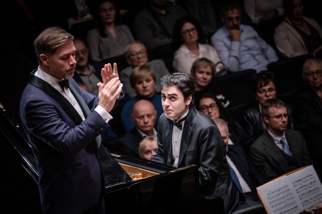 David Khrikuli – pianista (od prawej) i Przemysław Neumann – dyrygent. Fot. Michał Grocholski David Khrikuli wirtuozowskim popisem otworzył 79. sezon Filharmonii w Szczecinie [POSŁUCHAJ, ZDJĘCIA]
