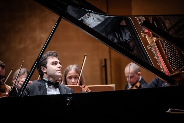 David Khrikuli – pianista. Fot. Michał Grocholski David Khrikuli wirtuozowskim popisem otworzył 79. sezon Filharmonii w Szczecinie [POSŁUCHAJ, ZDJĘCIA]