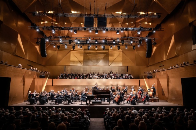 David Khrikuli – pianista z Orkiestrą Symfoniczną Filharmonii im. Mieczysława Karłowicza w Szczecinie pod batutą Przemysława Neumanna. Fot. Michał Grocholski David Khrikuli wirtuozowskim popisem otworzył 79. sezon Filharmonii w Szczecinie [POSŁUCHAJ, ZDJĘCIA]