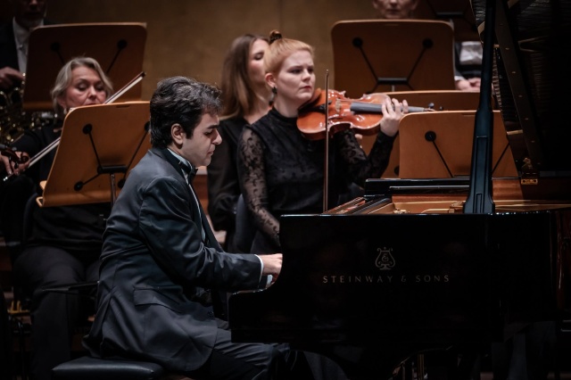 David Khrikuli – pianista. Fot. Michał Grocholski David Khrikuli wirtuozowskim popisem otworzył 79. sezon Filharmonii w Szczecinie [POSŁUCHAJ, ZDJĘCIA]