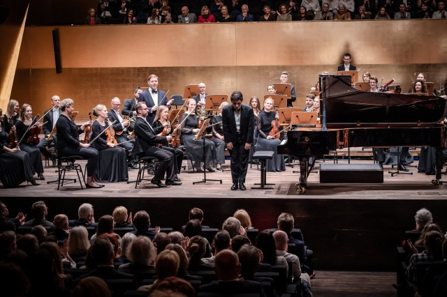 David Khrikuli przyjmuje owacyjne brawa publiczności. Fot. Michał Grocholski David Khrikuli wirtuozowskim popisem otworzył 79. sezon Filharmonii w Szczecinie [POSŁUCHAJ, ZDJĘCIA]