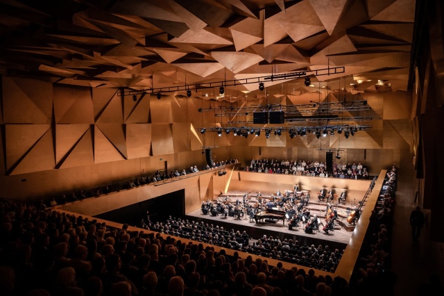 David Khrikuli – pianista z Orkiestrą Symfoniczną Filharmonii im. Mieczysława Karłowicza w Szczecinie pod batutą Przemysława Neumanna. Fot. Michał Grocholski David Khrikuli wirtuozowskim popisem otworzył 79. sezon Filharmonii w Szczecinie [POSŁUCHAJ, ZDJĘCIA]