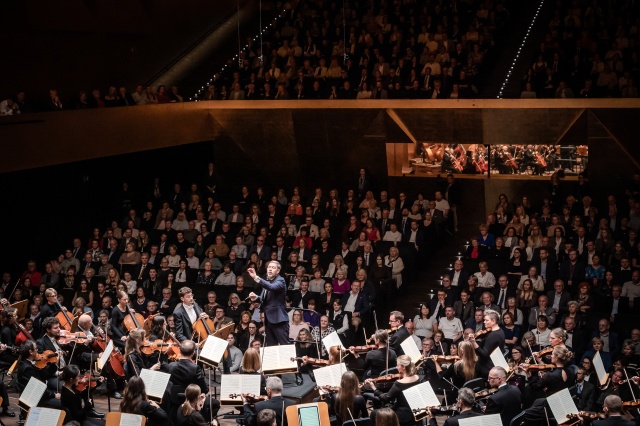 Maestro Przemysław Neumann dyryguje Orkiestrą Symfoniczną Filharmonii im. Mieczysława Karłowicza w Szczecinie. Fot. Michał Grocholski David Khrikuli wirtuozowskim popisem otworzył 79. sezon Filharmonii w Szczecinie [POSŁUCHAJ, ZDJĘCIA]