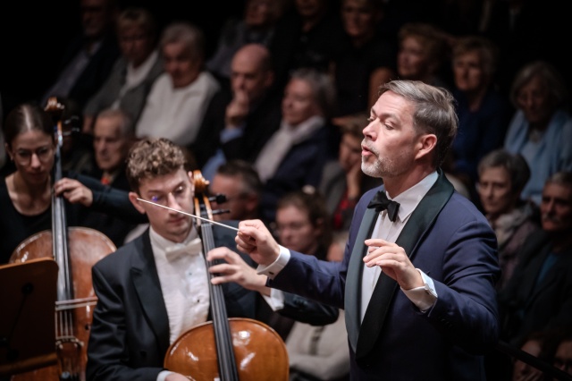 Przemysław Neumann – dyrygent. Fot. Michał Grocholski David Khrikuli wirtuozowskim popisem otworzył 79. sezon Filharmonii w Szczecinie [POSŁUCHAJ, ZDJĘCIA]