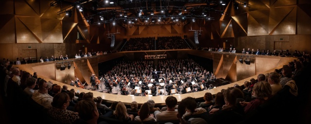 Orkiestra Symfoniczna Filharmonii im. Mieczysława Karłowicza w Szczecinie pod batutą Przemysława Neumanna. Fot. Michał Grocholski David Khrikuli wirtuozowskim popisem otworzył 79. sezon Filharmonii w Szczecinie [POSŁUCHAJ, ZDJĘCIA]
