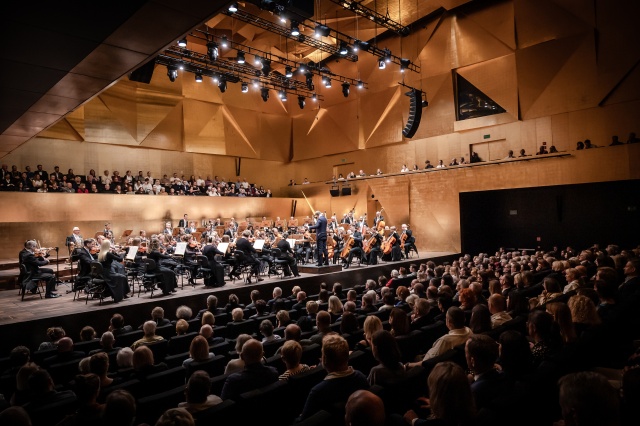 Orkiestra Symfoniczna Filharmonii im. Mieczysława Karłowicza w Szczecinie pod batutą Przemysława Neumanna. Fot. Michał Grocholski David Khrikuli wirtuozowskim popisem otworzył 79. sezon Filharmonii w Szczecinie [POSŁUCHAJ, ZDJĘCIA]