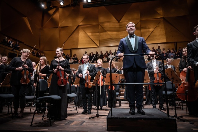 Maestro Przemysław Neumann i Orkiestra Symfoniczna Filharmonii im. Mieczysława Karłowicza w Szczecinie przyjmują owacyjne brawa publiczności. Fot. Michał Grocholski David Khrikuli wirtuozowskim popisem otworzył 79. sezon Filharmonii w Szczecinie [POSŁUCHAJ, ZDJĘCIA]
