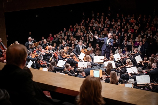Maestro Przemysław Neumann dyryguje Orkiestrą Symfoniczną Filharmonii im. Mieczysława Karłowicza w Szczecinie. Fot. Michał Grocholski David Khrikuli wirtuozowskim popisem otworzył 79. sezon Filharmonii w Szczecinie [POSŁUCHAJ, ZDJĘCIA]