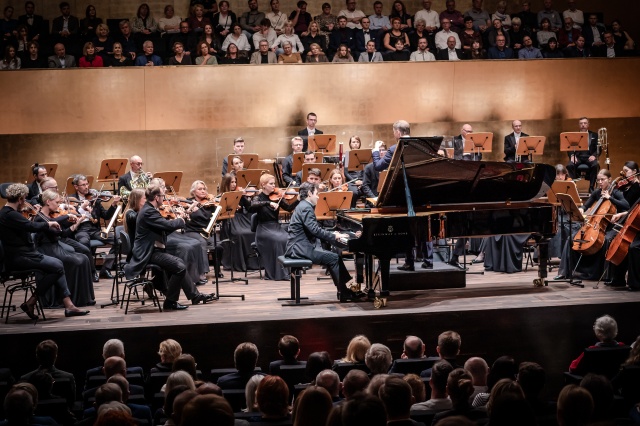 David Khrikuli – pianista z Orkiestrą Symfoniczną Filharmonii im. Mieczysława Karłowicza w Szczecinie pod batutą Przemysława Neumanna. Fot. Michał Grocholski David Khrikuli wirtuozowskim popisem otworzył 79. sezon Filharmonii w Szczecinie [POSŁUCHAJ, ZDJĘCIA]