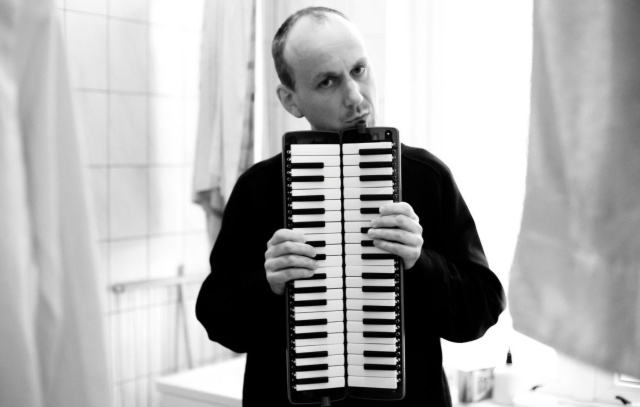 Grzegorz Marciniak. Fot. Materiały prasowe artysty Grzegorz Marciniak i eksperymentalny świat melodyki. Awangardowy koncert w sercu Ińska [ROZMOWA z ARTYSTĄ]