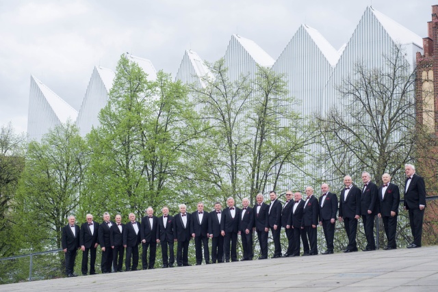 Chór Męski Słowiki 60 im. Jana Szyrockiego pod dyrekcją Ireneusza Radzika. Fot. Jakub Gibowski Nadzwyczajny koncert „Siebie daj” w Złotej Sali Filharmonii [ROZMOWA, ZDJĘCIA]