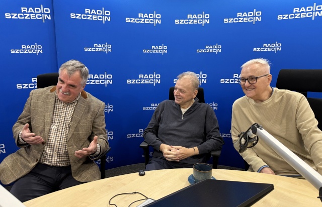 Andrzej Legan – baryton (od lewej), dr n. med. Mariusz Pietrzak – baryton i Krzysztof Polański – twórca utworu „Siebie daj” udzielają wywiadu Dorocie Zamolskiej Nadzwyczajny koncert „Siebie daj” w Złotej Sali Filharmonii [ROZMOWA, ZDJĘCIA]