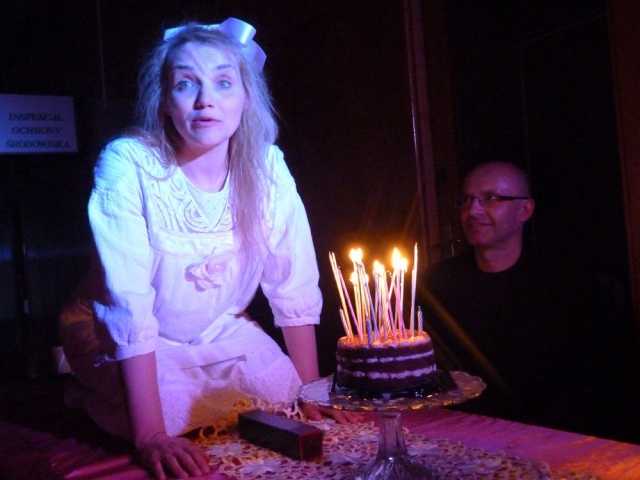 Dziewczynka: Ambasada fot.Małgorzata Frymus Spoiwa Kultury "Ambasada" Teatru Usta Usta Republika