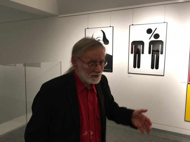 Lex Drewiński na wernisażu w Filharmonii fot. Małgorzata Frymus Radio Szczecin Wystawa prac Lexa Drewinskiego w szczecińskiej filharmonii [RELACJA]