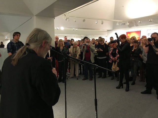 Lex Drewiński na wernisażu w Filharmonii fot. Małgorzata Frymus Radio Szczecin Wystawa prac Lexa Drewinskiego w szczecińskiej filharmonii [RELACJA]