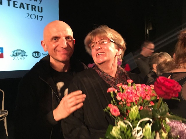 Arek Buszko gratuluje Krystynie Zgud-Polaczek, szczeciński Międzynarodowy Dzień Teatru, fot. Małgorzata Frymus [PRSz] Międzynarodowy Dzień Teatru w Szczecinie [POSŁUCHAJ]