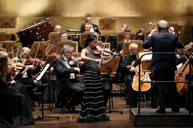 Soyoung Yoon – skrzypaczka z orkiestrą Filharmonii im. Mieczysława Karłowicza pod dyrekcją Michała Maciaszczyka. Fot. Filharmonia w Szczecinie Soyoung Yoon na Meisinger Music Festival [POSŁUCHAJ, ZDJĘCIA]