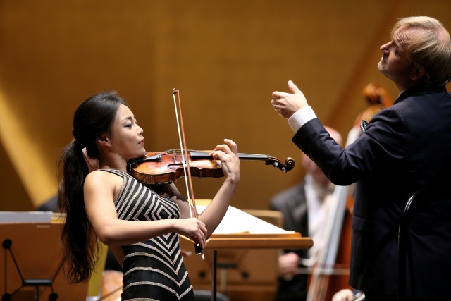 Soyoung Yoon – skrzypaczka i Michał Maciaszczyk – dyrygent. Fot. Filharmonia im. Mieczysława Karłowicza w Szczecinie Soyoung Yoon na Meisinger Music Festival [POSŁUCHAJ, ZDJĘCIA]