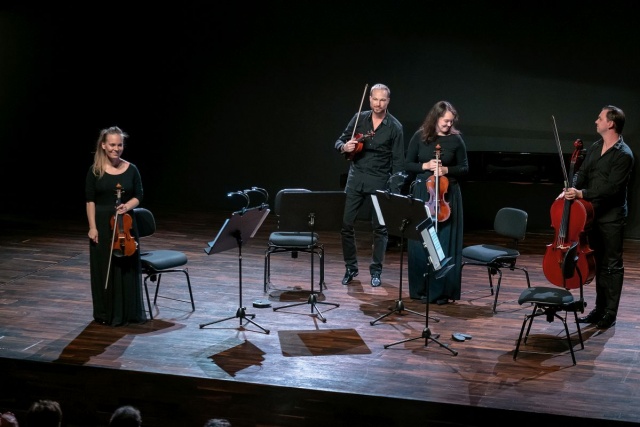 Izabela Milewska – skrzypaczka (od lewej), Łukasz Górewicz – skrzypek, Magdalena Dąbrowska – altowiolistka, Tomasz Szczęsny – wiolonczelista. Fot. Filharmonia im. Mieczysława Karłowicza w Szczecinie „Roman Padlewski artysta bohater” w Filharmonii w Szczecinie [POSŁUCHAJ, ZDJĘCIA]