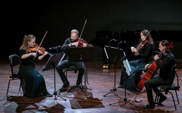 Izabela Milewska – skrzypaczka (od lewej), Łukasz Górewicz – skrzypek, Magdalena Dąbrowska – altowiolistka, Tomasz Szczęsny – wiolonczelista. Fot. Filharmonia im. Mieczysława Karłowicza w Szczecinie „Roman Padlewski artysta bohater” w Filharmonii w Szczecinie [POSŁUCHAJ, ZDJĘCIA]