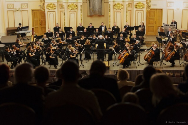 Bohdan Boguszewski – dyrygent poprowadził koncert Lwowskiej Filharmonii Narodowej na Międzynarodowym Festiwalu Muzyki Współczesnej KONTRASTY we Lwowie. Fot. Serhiy Horobets Muzyczne podróże prof. Bohdana Boguszewskiego [POSŁUCHAJ]