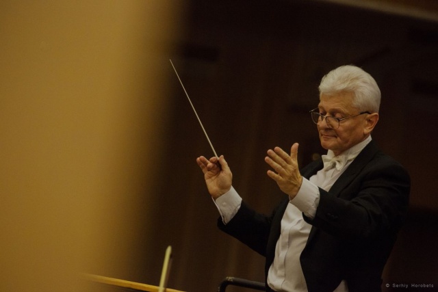 Profesor Bohdan Boguszewski – dyrygent na scenie Lwowskiej Filharmonii Narodowej. Fot. Serhiy Horobets Muzyczne podróże prof. Bohdana Boguszewskiego [POSŁUCHAJ]