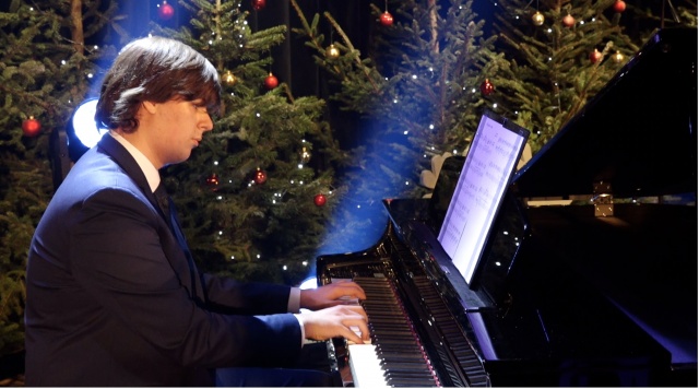 Dawid Kozieł, pianista. Fot. [GOKSiR Przecław] Świąteczne nagranie młodych szczecinian [POSŁUCHAJ, ZDJĘCIA]