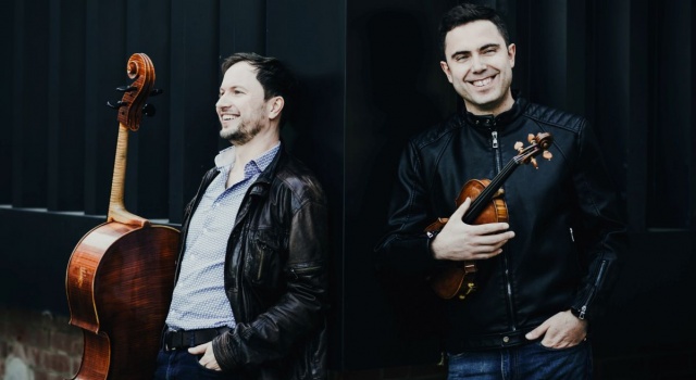 Stephan Braun – wiolonczelista (od lewej), Mateusz Smoczyński – skrzypek. Fot. [Zuzanna Specjał] Wizjonerski duet | Mateusz Smoczyński & Stephan Brown – KEEP ON TURNIN' [ROZMOWA, ZDJĘCIA]