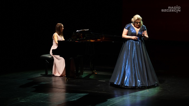 Olga Bila – pianistka (od lewej), Joanna Tylkowska-Drożdż – sopranistka. Fot. Mateusz Papke [Radio Szczecin] Joanna Tylkowska-Drożdż z włoskim belcanto w Operze na Zamku [ROZMOWA, GALERIA]
