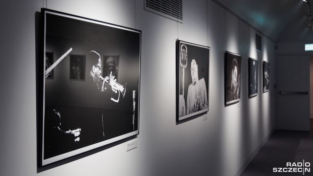 Wystawa w Galerii Poziom 4. Filharmonii im. Mieczysława Karłowicza w Szczecinie. Fot. Robert Stachnik [Radio Szczecin] Wernisaż wystawy „Andrzej Dąbrowski Fotojazz” z udziałem Pawła Tomaszewskiego – Artysty Rezydenta Filharmonii w Szczecinie [POSŁUCHAJ, ZDJĘCIA]