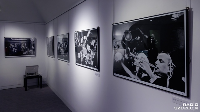 Wystawa w Galerii Poziom 4. Filharmonii im. Mieczysława Karłowicza w Szczecinie. Fot. Robert Stachnik [Radio Szczecin] Wernisaż wystawy „Andrzej Dąbrowski Fotojazz” z udziałem Pawła Tomaszewskiego – Artysty Rezydenta Filharmonii w Szczecinie [POSŁUCHAJ, ZDJĘCIA]