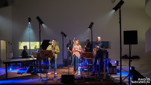 Jam session muzyków Szczecin Philharmonic Big Band w holu Filharmonii w Szczecinie. Fot. Robert Stachnik [Radio Szczecin] Wernisaż wystawy „Andrzej Dąbrowski Fotojazz” z udziałem Pawła Tomaszewskiego – Artysty Rezydenta Filharmonii w Szczecinie [POSŁUCHAJ, ZDJĘCIA]