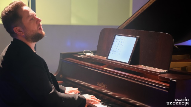 Paweł Tomaszewski – pianista, kompozytor, aranżer, Artysta Rezydent Filharmonii w Szczecinie. Fot. Robert Stachnik [Radio Szczecin] Wernisaż wystawy „Andrzej Dąbrowski Fotojazz” z udziałem Pawła Tomaszewskiego – Artysty Rezydenta Filharmonii w Szczecinie [POSŁUCHAJ, ZDJĘCIA]