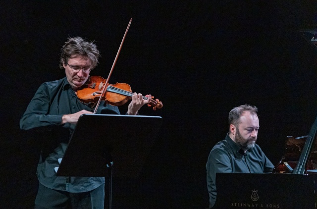 Piotr Pławner – skrzypek (od lewej), Piotr Sałajczyk – pianista. Fot. [Filharmonia w Szczecinie] Wybitny skrzypek Piotr Pławner z polskimi miniaturami w Filharmonii im. Mieczysława Karłowicza w Szczecinie [ROZMOWA, ZDJĘCIA]