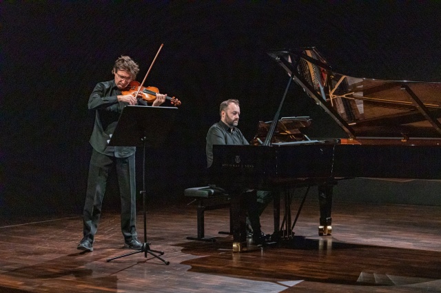 Piotr Pławner – skrzypek (od lewej), Piotr Sałajczyk – pianista. Fot. [Filharmonia w Szczecinie] Wybitny skrzypek Piotr Pławner z polskimi miniaturami w Filharmonii im. Mieczysława Karłowicza w Szczecinie [ROZMOWA, ZDJĘCIA]