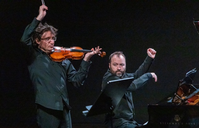 Piotr Pławner – skrzypek (od lewej), Piotr Sałajczyk – pianista. Fot. [Filharmonia w Szczecinie] Wybitny skrzypek Piotr Pławner z polskimi miniaturami w Filharmonii im. Mieczysława Karłowicza w Szczecinie [ROZMOWA, ZDJĘCIA]