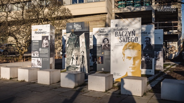 Fot. Mateusz Papke [Radio Szczecin] Wystawa "Pokolenie Baczyńskiego" przed budynkiem Radia Szczecin [ROZMOWA]