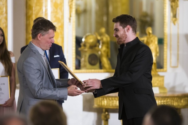 Mateusz Makuch – skrzypek (od prawej) odbiera nagrodę „Osobowość Roku Polski” w kategorii Kultura z rąk Tomasza Przybka. Fot. Szymon Starnawski, źródło: https://warszawa.naszemiasto.pl Mateusz Makuch | „Mam ogromny zaszczyt grać na skrzypcach w Karajan-Akademie der Berliner Philharmoniker...” [ROZMOWA, ZDJĘCIA]