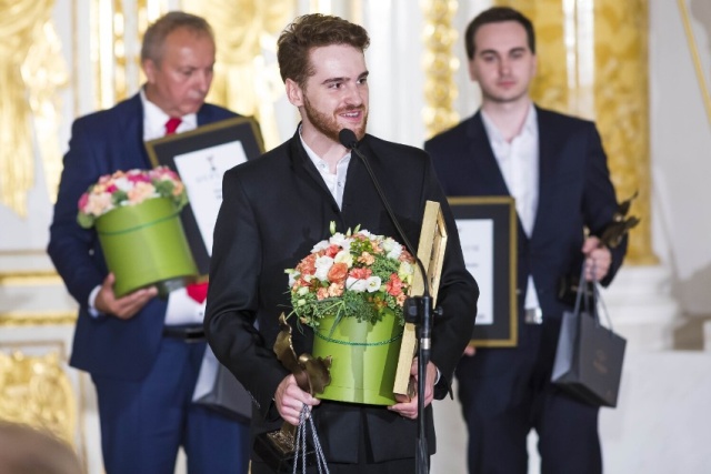 Mateusz Makuch – skrzypek (w środku), „Osobowość Roku Polski” w kategorii Kultura. Fot. Szymon Starnawski, źródło: https://warszawa.naszemiasto.pl Mateusz Makuch | „Mam ogromny zaszczyt grać na skrzypcach w Karajan-Akademie der Berliner Philharmoniker...” [ROZMOWA, ZDJĘCIA]