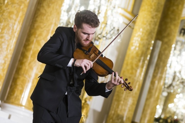 Mateusz Makuch – skrzypek w Zamku Królewskim w Warszawie. Fot. Szymon Starnawski, źródło: https://warszawa.naszemiasto.pl Mateusz Makuch | „Mam ogromny zaszczyt grać na skrzypcach w Karajan-Akademie der Berliner Philharmoniker...” [ROZMOWA, ZDJĘCIA]