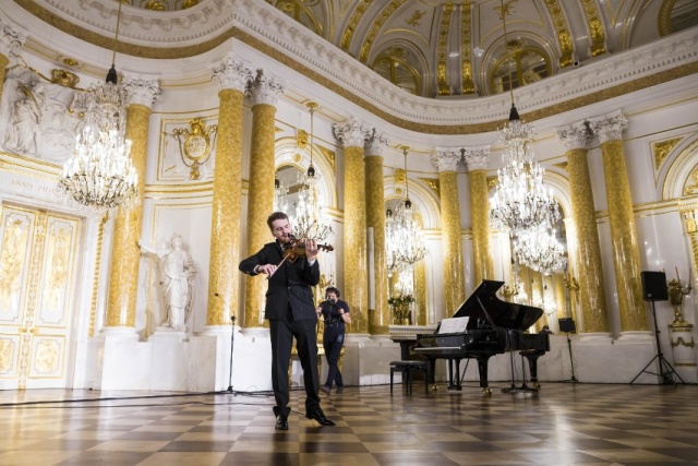 Mateusz Makuch – skrzypek w Zamku Królewskim w Warszawie. Fot. Szymon Starnawski, źródło: https://warszawa.naszemiasto.pl Mateusz Makuch | „Mam ogromny zaszczyt grać na skrzypcach w Karajan-Akademie der Berliner Philharmoniker...” [ROZMOWA, ZDJĘCIA]