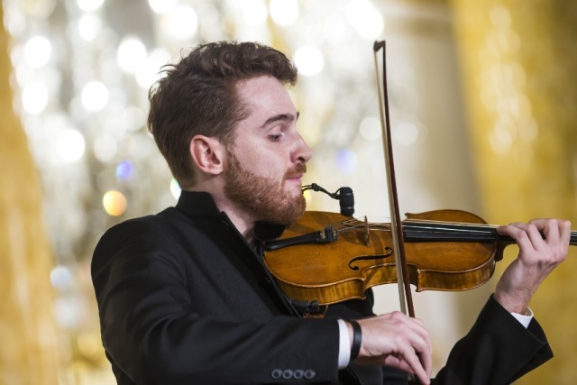 Mateusz Makuch – skrzypek w Zamku Królewskim w Warszawie. Fot. Szymon Starnawski, źródło: https://warszawa.naszemiasto.pl Mateusz Makuch | „Mam ogromny zaszczyt grać na skrzypcach w Karajan-Akademie der Berliner Philharmoniker...” [ROZMOWA, ZDJĘCIA]